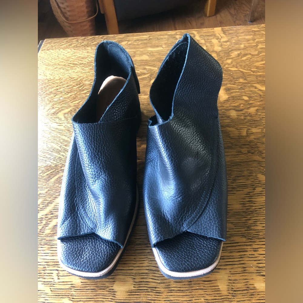 Women's L’Amour Des Pieds Qiana Black Open-Toe Leather Sandals EUC